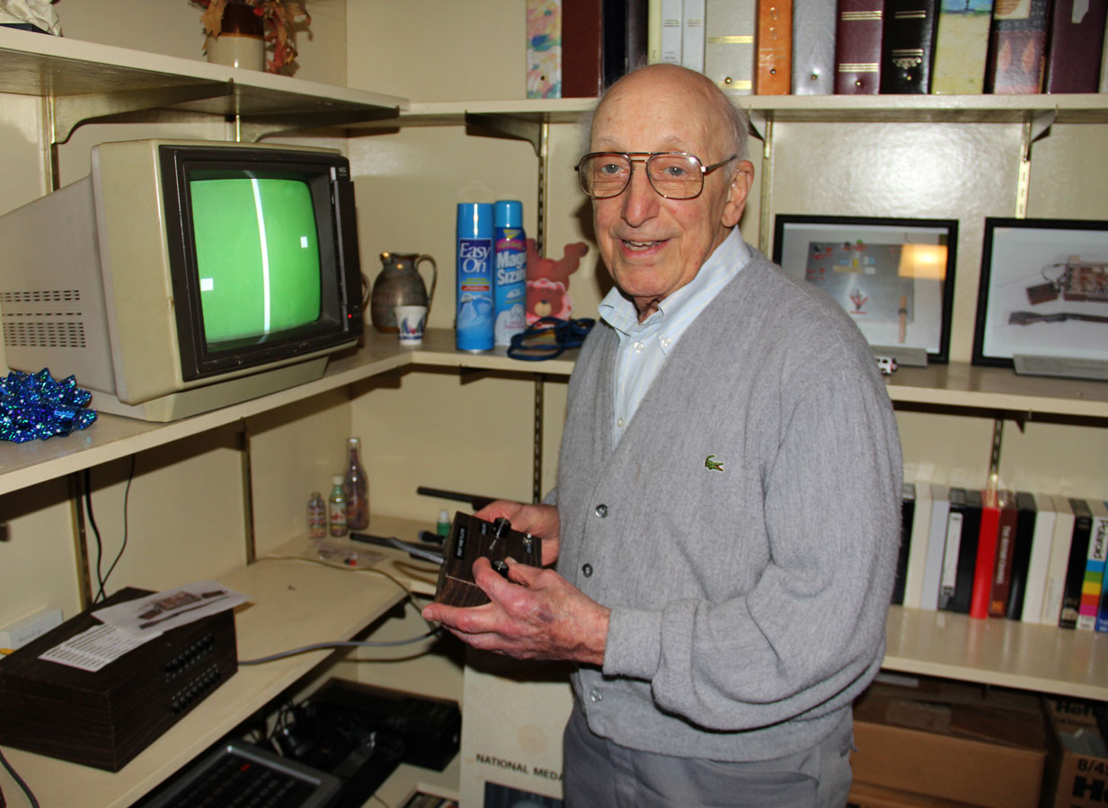 Velas descuento Inducir Ralph H. Baer demonstrates his early ping-pong game, which kicked off the  video game revolution,
