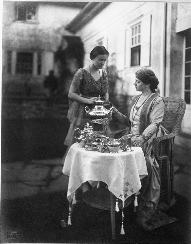 Elizabeth Shippen Green and Violet Oakley posing